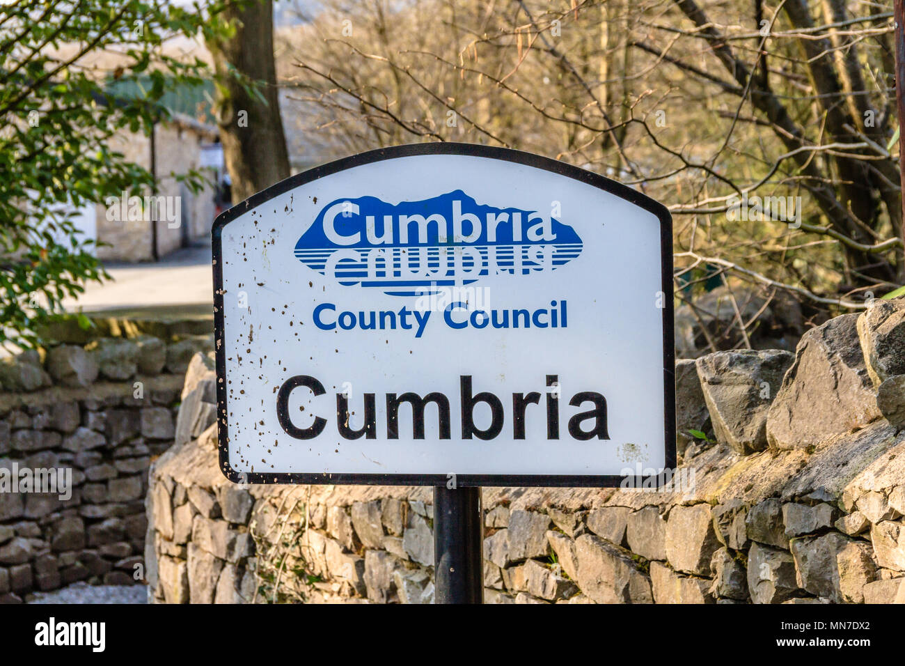 Le Conseil du comté de Cumbria county border signe par une route en dehors de Silverdale, sur le Lancashire Cumbria et frontière. Avril 2018. Banque D'Images