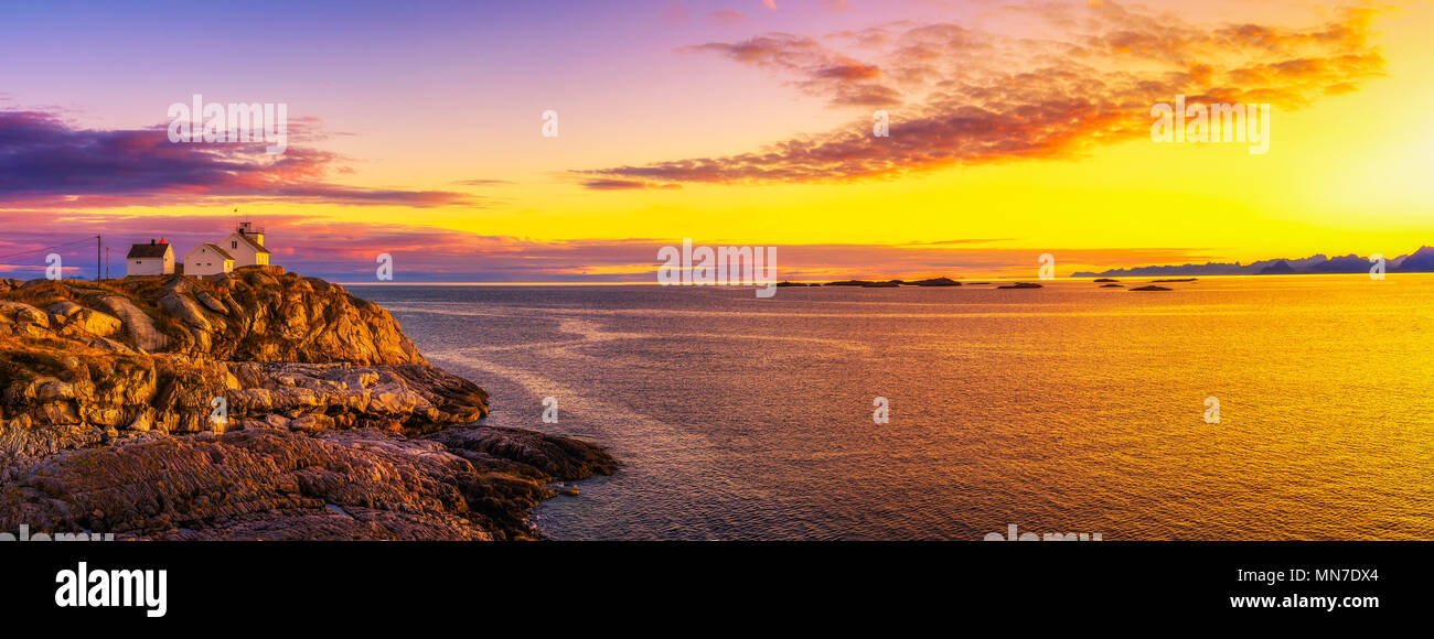 Coucher de soleil sur le phare de Henningsvær sur les îles Lofoten Banque D'Images