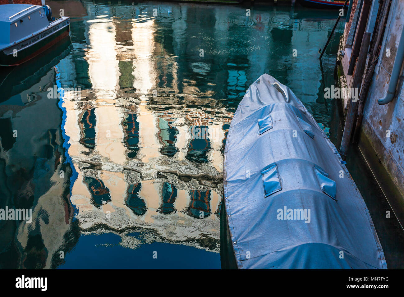 Venise, Italie - 02 janvier 2018 : palais vénitien se reflétant dans les eaux d'un canal Banque D'Images