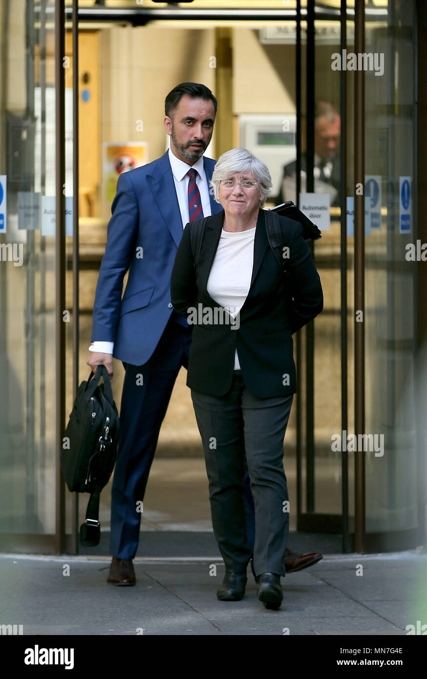 Clara Ponsati et son avocat Aamer Anwar quitter Edimbourg Sheriff après son audience préliminaire. Mme Ponsati, l'ancien ministre de l'éducation catalan, est la lutte contre l'extradition vers l'Espagne. Banque D'Images