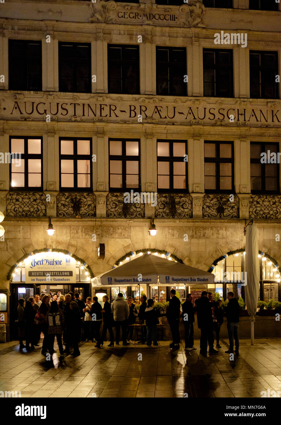 Un samedi soir en mars les gens à l'extérieur de l'art nouveau de la brasserie Augustiner am sur Neuhauser Strasse à Munich, Bavière, Allemagne Banque D'Images