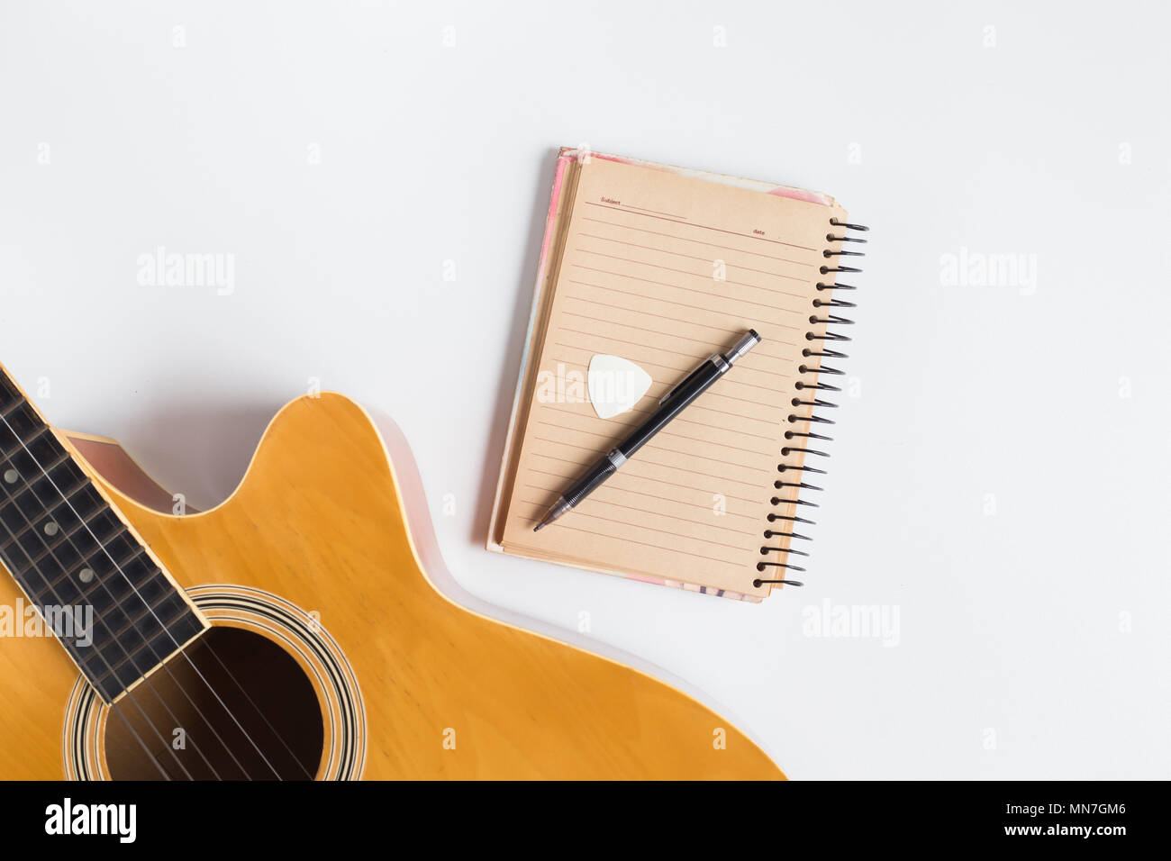 Guitare acoustique et classique et note avec stylo pour la rédaction Banque D'Images