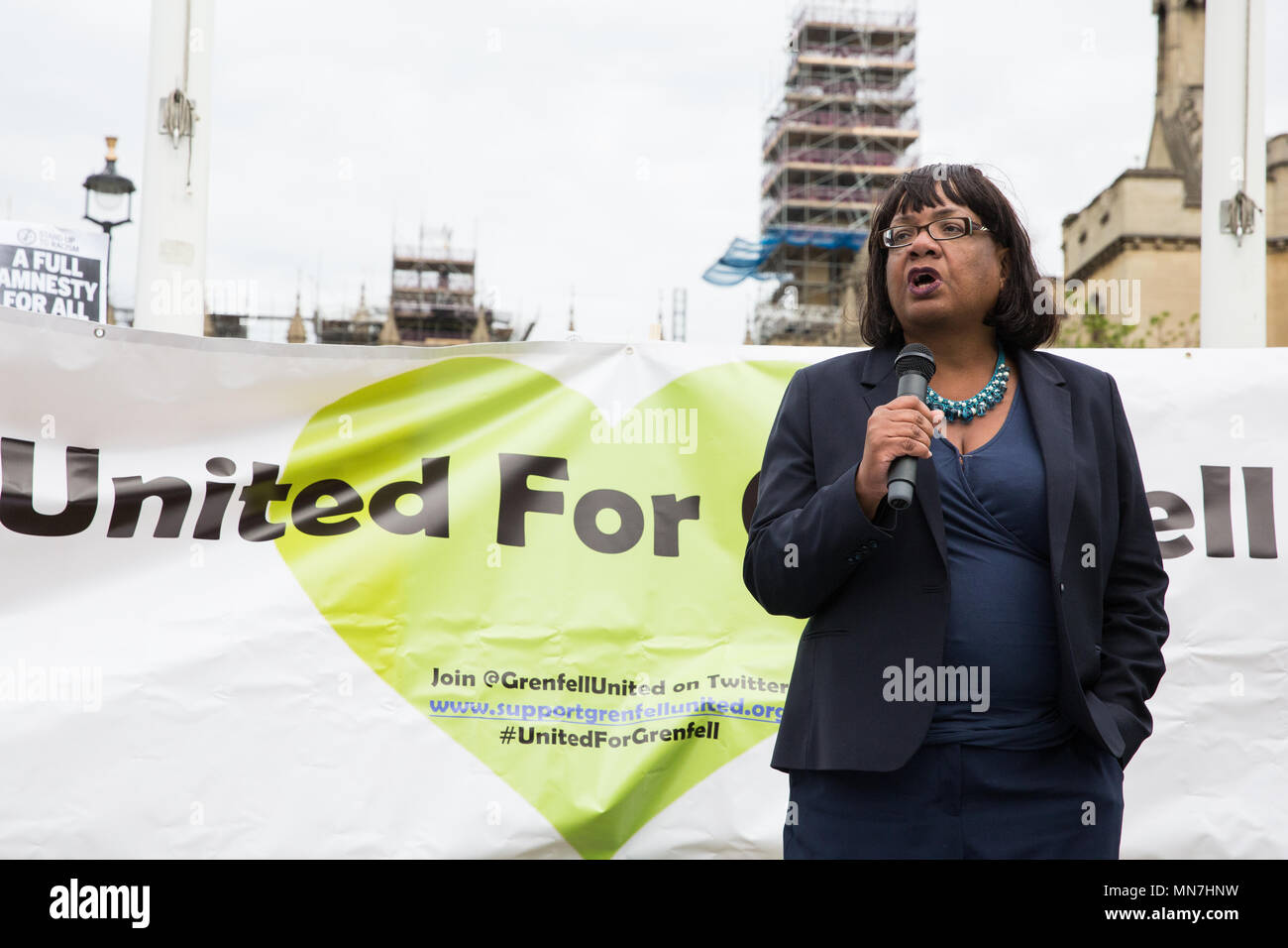 Londres, Royaume-Uni. 14 mai, 2018. Diane Abbott, député, Ministre de l'intérieur de l'ombre, les adresses des survivants, Grenfell familles endeuillées et la communauté de Grenfell à un rassemblement devant les Maisons du Parlement sur le 11e anniversaire de l'incendie d'exhorter le premier ministre à accepter leur demande de nommer un groupe d'experts de décision de siéger aux côtés de Sir Martin Moore-Bick dans le Tour de Grenfell, enquête publique. Le rallye a été choisie pour coïncider avec l'étude de la pétition au Parlement. Credit : Mark Kerrison/Alamy Live News Banque D'Images