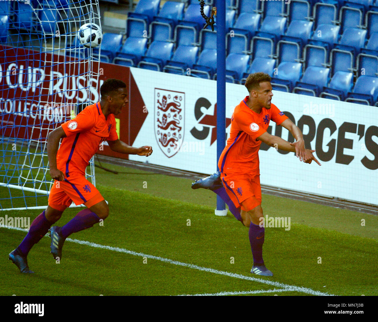 Proact Stadium, Derbyshire, Royaume-Uni. 14 mai, 2018. En vertu de l'UEFA 17 Championnats d'Europe, 1/4 de finale, Pays-Bas U17s contre République d'Irlande U17s ; Liam Van Gelderen des Pays-Bas célèbre avec Jurrien Maduro des Pays-Bas après la position des Pays-Bas en une avance dans la 62ème minute : Action Crédit Plus Sport/Alamy Live News Banque D'Images