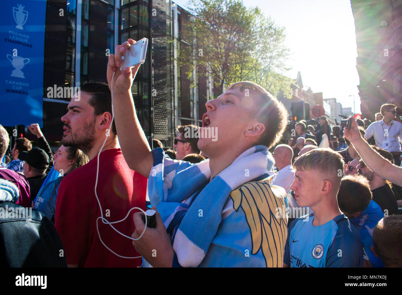 14 mai 2018 - Le club de football Manchester City célèbrent leur victoire en Premier League dans un défilé dans Manchester. Fleurs de bande basé à Manchester aussi procédé à des fans. Banque D'Images