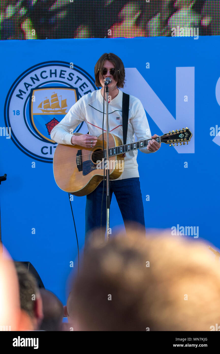 14 mai 2018 - Le club de football Manchester City célèbrent leur victoire en Premier League dans un défilé dans Manchester. Fleurs de bande basé à Manchester aussi procédé à des fans. Banque D'Images