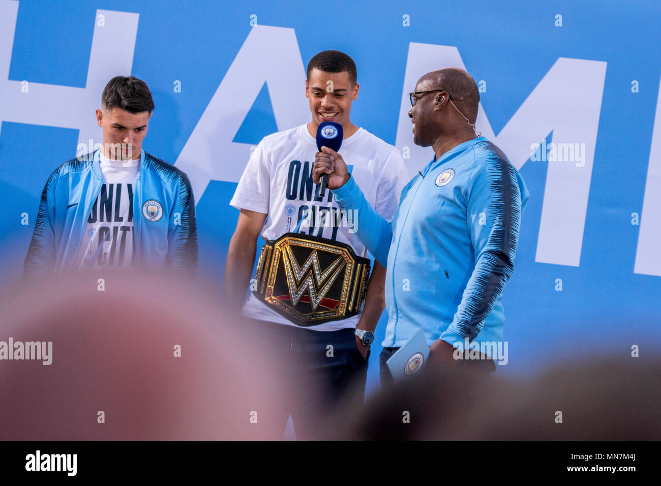 14 mai 2018 - Le club de football Manchester City célèbrent leur victoire en Premier League dans un défilé dans Manchester. Fleurs de bande basé à Manchester aussi procédé à des fans. Banque D'Images