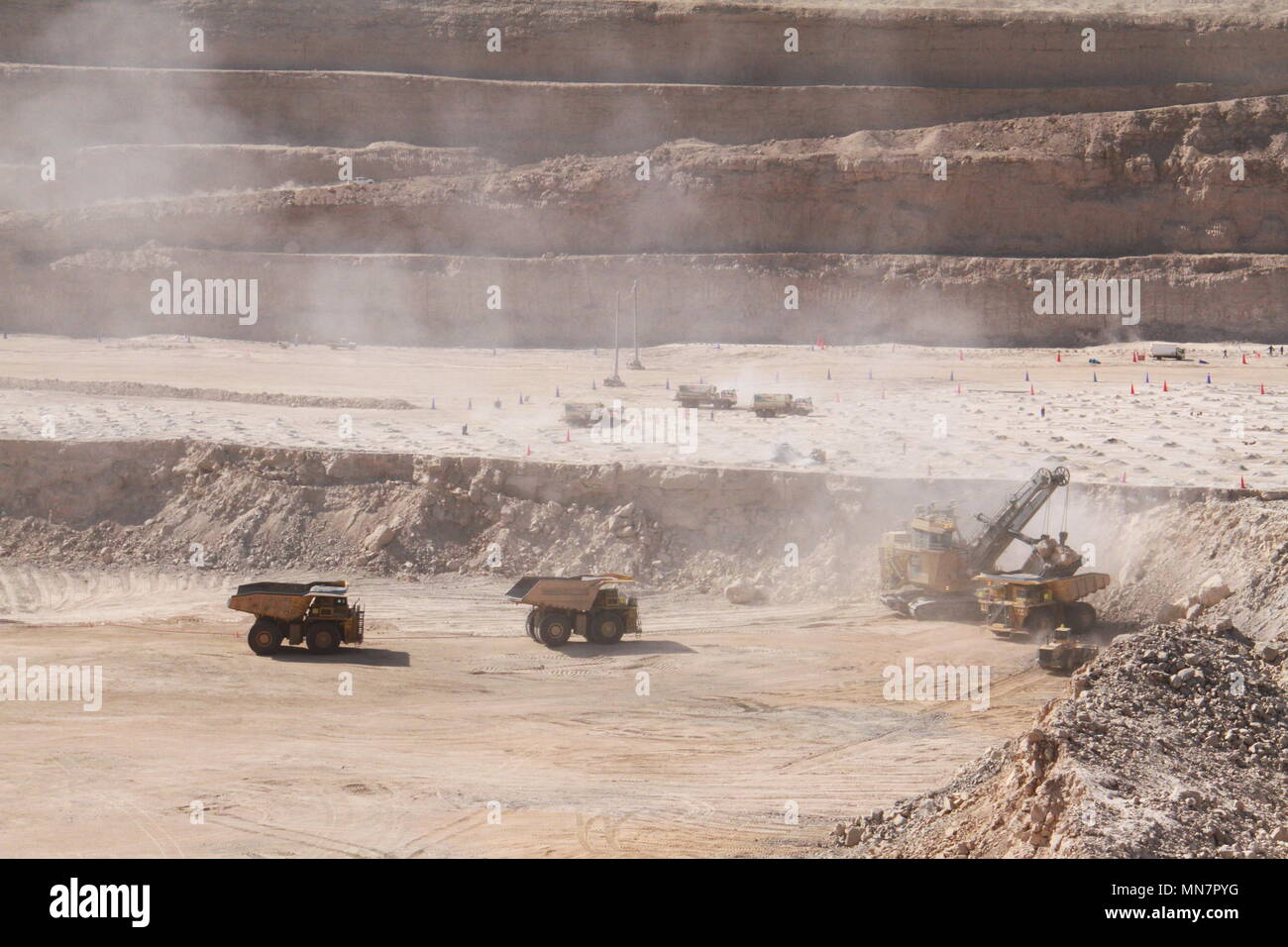 Swakopmund. Le 11 mai, 2018. Photo prise le 11 mai 2018 affiche camions travaillant à la mine d'uranium Husab dans l'ouest de la Namibie. La mine Husab est l'une des plus grandes mines d'uranium dans le monde. Credit : Wu Changwei/Xinhua/Alamy Live News Banque D'Images
