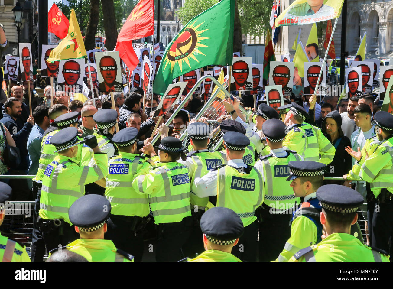 London UK. Le 15 mai 2018. Lutte de la police pour contenir les membres de la solidarité du Kurdistan en dehors de Downing Street pour protester contre les violations des droits de l'homme par le président de la Turquie, Recep Tayyip Erdoğan, qui est sur une visite de trois jours au Royaume-Uni et se prépare à rencontrer le Premier ministre britannique Theresa peut créditer : amer ghazzal/Alamy Live News Banque D'Images