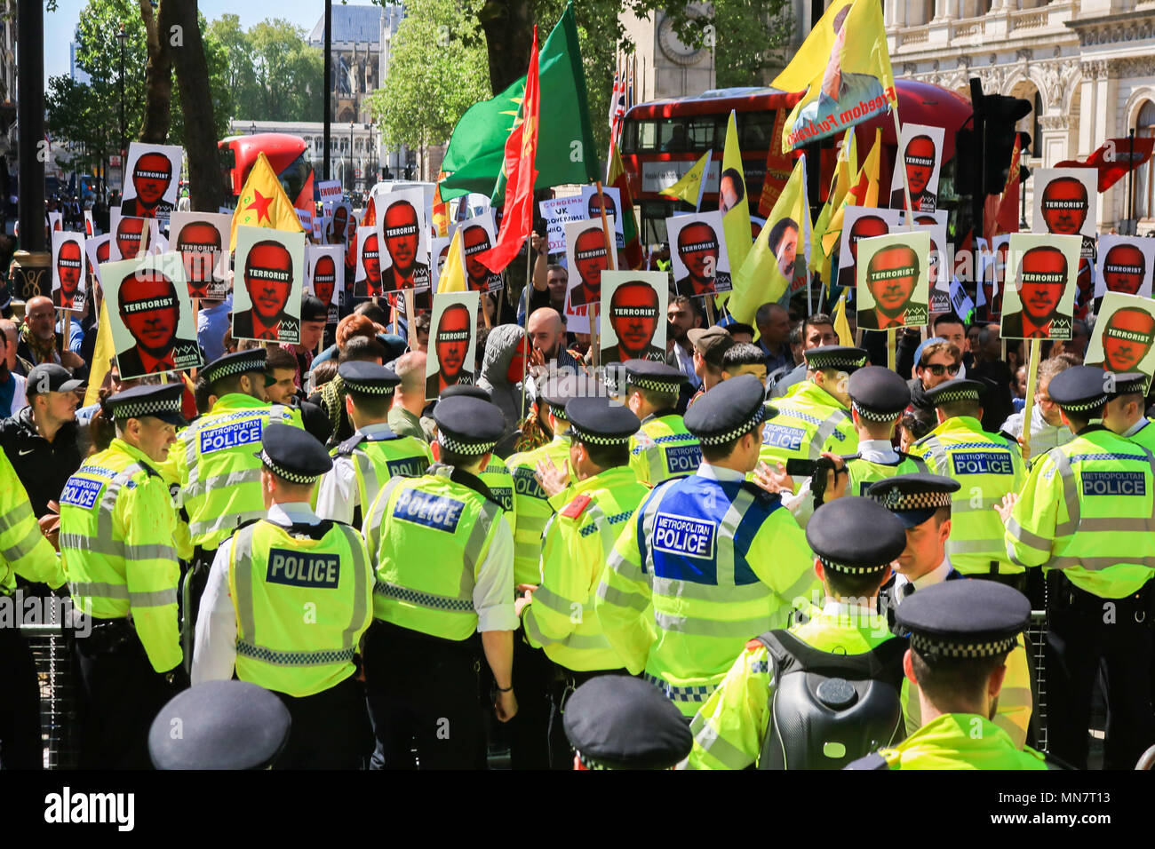 London UK. Le 15 mai 2018. Lutte de la police pour contenir les membres de la solidarité du Kurdistan en dehors de Downing Street pour protester contre les violations des droits de l'homme par le président de la Turquie, Recep Tayyip Erdoğan, qui est sur une visite de trois jours au Royaume-Uni et se prépare à rencontrer le Premier ministre britannique Theresa peut créditer : amer ghazzal/Alamy Live News Banque D'Images