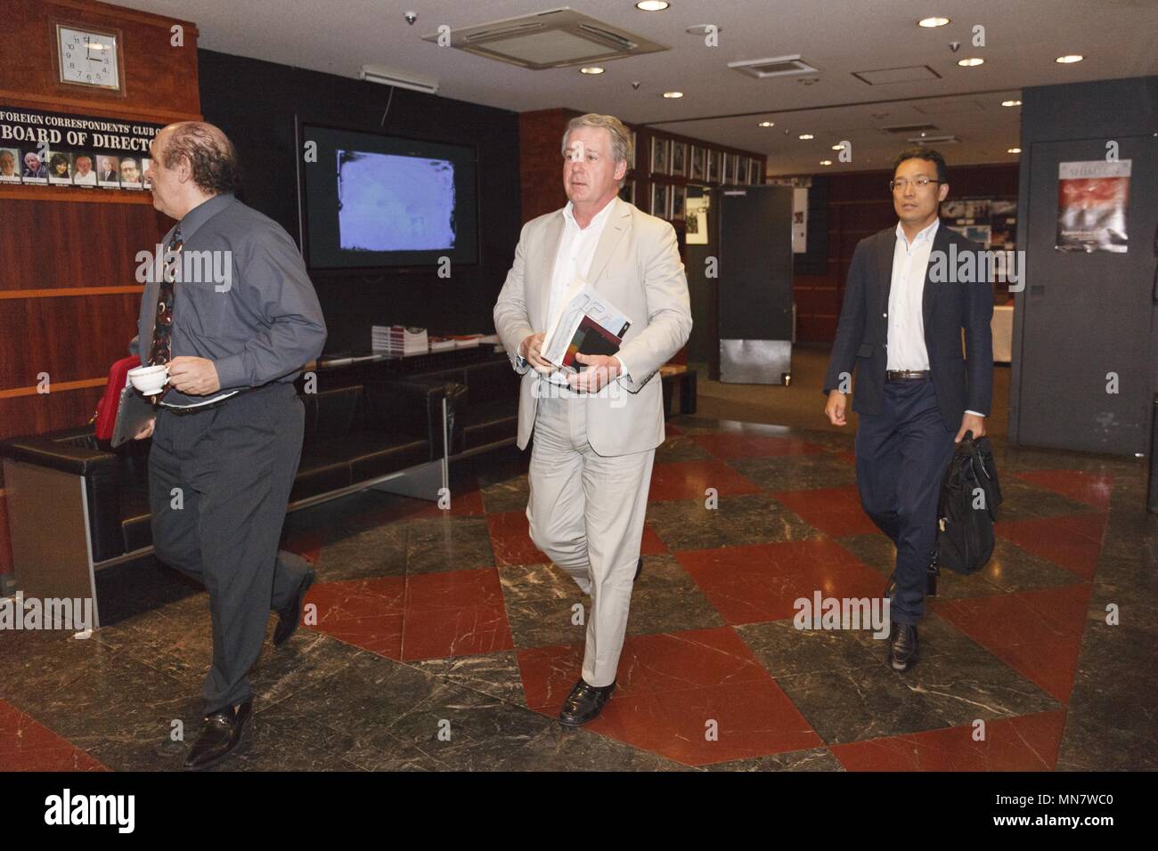 Tokyo, Japon. 15 mai, 2018. Glenn L. Carle, Newsweek Japon Chroniqueur et ancien officier de la CIA arrive au Club des correspondants étrangers du Japon à Tokyo, Japon. Carle, a servi 23 ans à la Central Intelligence Agency (CIA) depuis le milieu des années 1980. Il a écrit le livre ''l'interrogateur : Une éducation'' que les détails de son expérience et de vues sur l'après 11 septembre 2001 il a mené les interrogatoires. Credit : Rodrigo Reyes Marin/via Zuma Zuma/fil Wire/Alamy Live News Banque D'Images