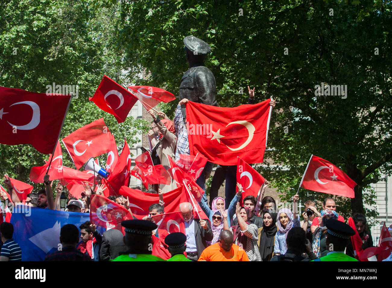 London UK. 15 mai 2018 Jubilant supporters turc Erdogan onde drapeaux nationaux qu'ils organiser une protestation à l'encontre de la solidarité Kurdistan manifestants devant Downing Street en attente de l'arrivée de président de la Turquie, Recep Tayyip Erdoğan, qui est sur une visite de trois jours au Royaume-Uni et se prépare à rencontrer le Premier ministre britannique Theresa peut créditer : amer ghazzal/Alamy Live News Banque D'Images