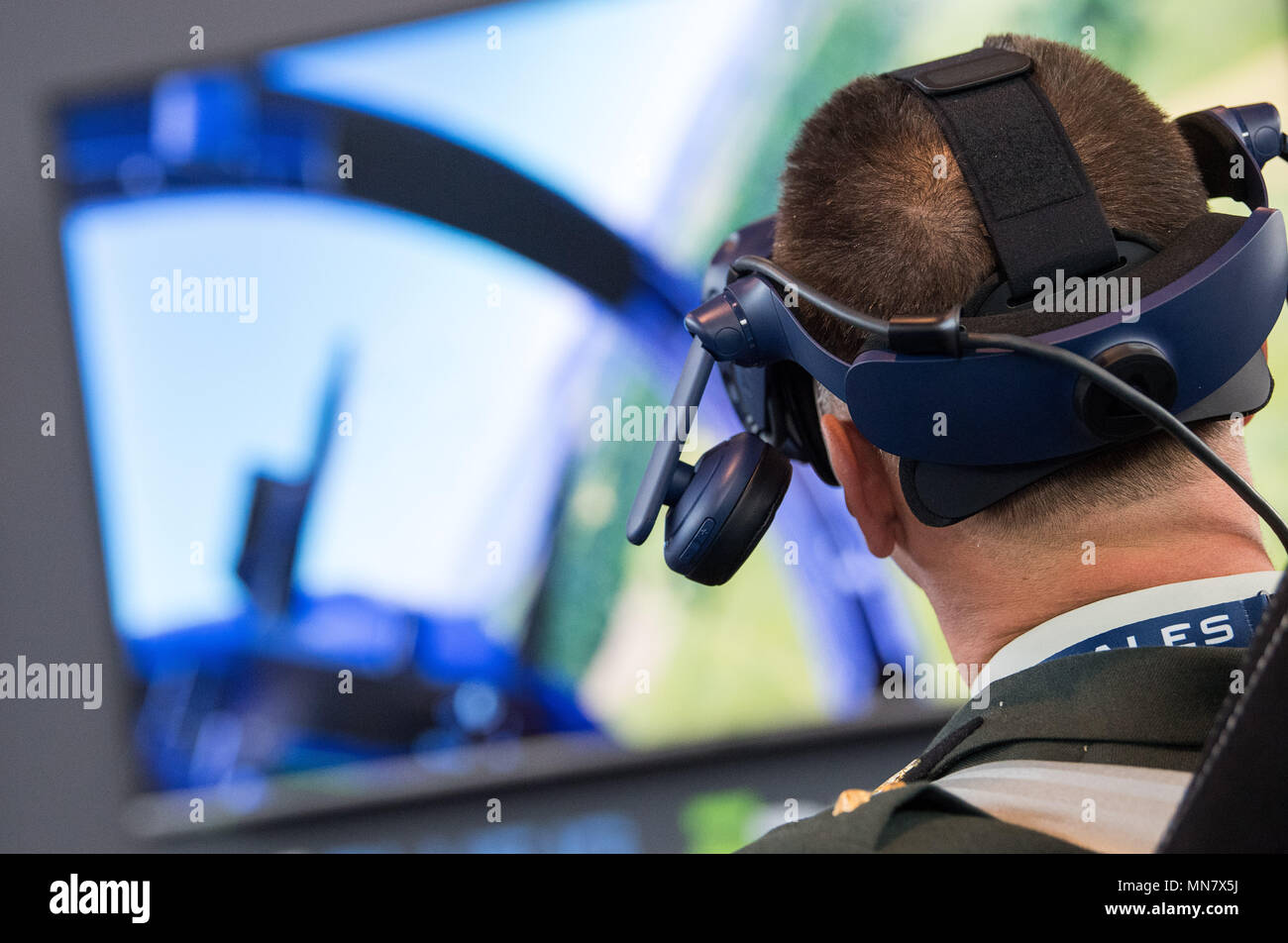 Stuttgart, Allemagne. 15 mai, 2018. 15 mai 2018, l'Allemagne, Stuttgart : un visiteur utilise le simulateur de vol VR-Motion 200 par la société Brunner le premier jour du salon de l'ITEC et la technologie d'armes militaires. La foire, qui présente les logiciels de simulation et de formation, entre autres, est en cours d'exécution du 15 au 17 mai. Il est accompagné par des manifestations par les adversaires de l'armement. Photo : Sebastian Gollnow/dpa dpa : Crédit photo alliance/Alamy Live News Banque D'Images