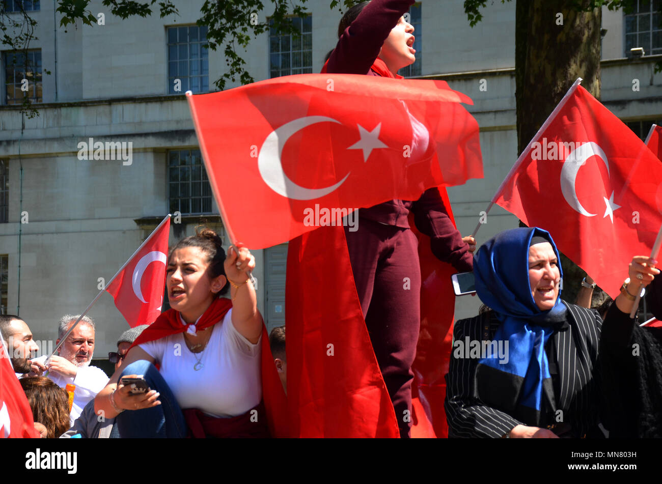 Londres, Royaume-Uni, 15 mai 2018 soutien turc à l'extérieur de Downing Street, en tant que premier ministre turc Erdogan visites Theresa peut créditer : JOHNNY ARMSTEAD/Alamy Live News Banque D'Images