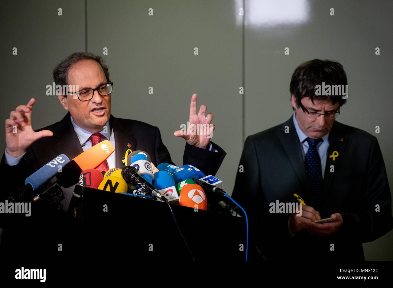 15 mai 2018, l'Allemagne, Berlin : Quim Torra (L), président de la région de la Catalogne, et son prédécesseur Carles Puigdemont donner une conférence de presse. Photo : Kay Nietfeld/dpa Banque D'Images