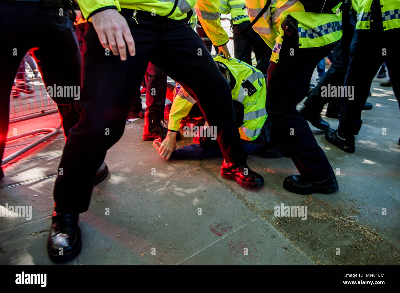 Les policiers ont arrêté le manifestant contre la visite d'Erdogan au Royaume-Uni. Le Président turc visite Teresa peut aujourd'hui à Downing Street. Contestataire et partisans d'Erdogan les deux descendent dans la rue pour protester et l'appui de la visite que la police tente de les garder à part d'éviter les affrontements. Banque D'Images