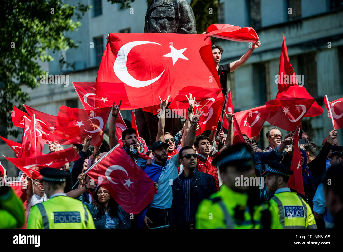 Londres, Royaume-Uni. 15 mai, 2018. Les partisans d'Erdogan vu brandir le drapeau national turc.Président turc visite Teresa peut aujourd'hui à Downing Street. Contestataire et partisans d'Erdogan les deux descendent dans la rue pour protester et l'appui de la visite que la police tente de les garder à part d'éviter les affrontements. Credit : Brais G. Rouco SOPA/Images/ZUMA/Alamy Fil Live News Banque D'Images