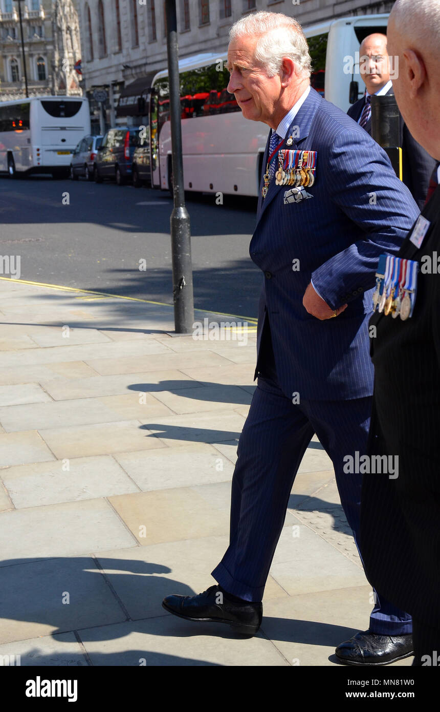 Londres, Royaume-Uni, 15 mai 2018Le Prince de Galles et la duchesse de Cornouailles ont assisté aujourd'hui à une réunion publique pour la Croix de Victoria et de l'Association George Cross de St Martin-in-the-Fields à Londres, Trafalgar Square. Le Prince Charles et Camilla, Duchesse de Cornouailles arrivent de St Martin-in-the-Fields à Trafalgar Square. Credit : JOHNNY ARMSTEAD/Alamy Live News Banque D'Images