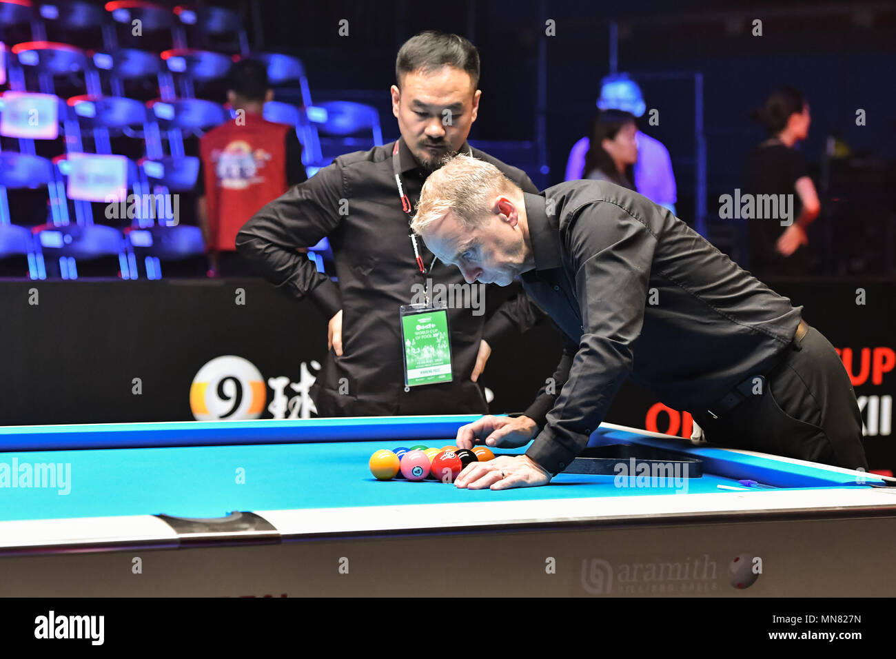 Shanghai, Chine. Le 15 mai 2018. Les fonctionnaires sont en train de préparer la table de billard pendant la coupe de monde de 2018 PISCINE : Cérémonie d Ouverture au gymnase (Luwan) Arena le Mardi, 15 mai 2018. SHANGHAI, CHINE. Credit : Crédit : Wu G Taka Taka Wu/Alamy Live News Banque D'Images