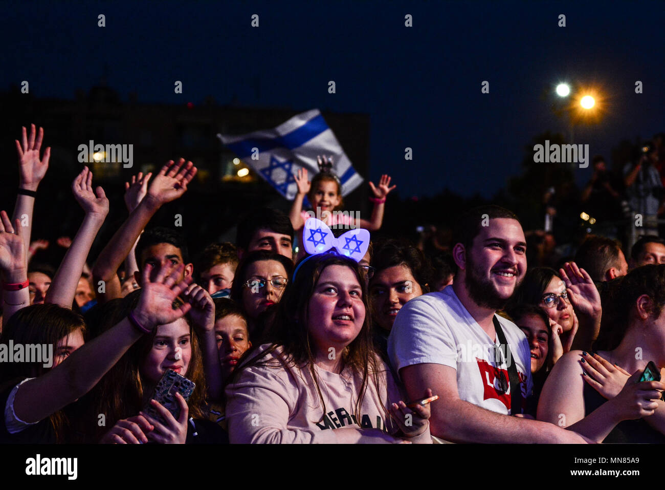 Tel Aviv, Israël. 14 mai, 2018. Des milliers de personnes, dont de nombreux enfants et jeunes, paniers la place de Tel-Aviv lundi soir pour célébrer le chanteur Netta Barzilai et délégation israélienne victorieuse au 63e Concours Eurovision de la chanson. Crédit : Laura Chiesa/Pacific Press/Alamy Live News Banque D'Images