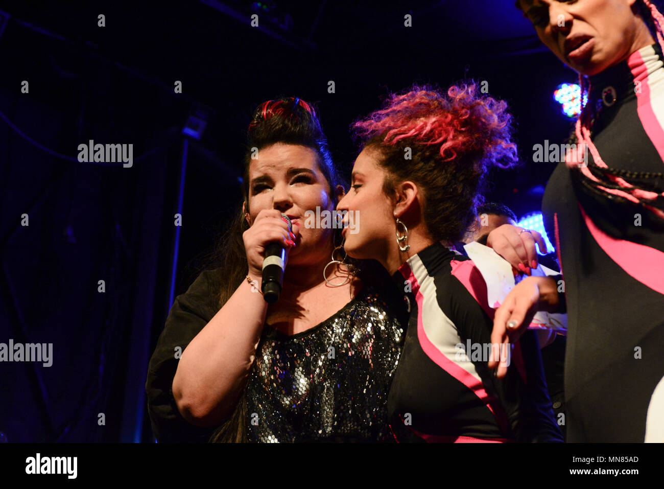 Tel Aviv, Israël. 14 mai, 2018. Singer et les vainqueurs Barzilai Netta délégation israélienne à la 63e Concours Eurovision de la chanson a pris la scène à Tel Aviv's main square lundi en l'honneur de sa victoire historique. Des milliers de personnes, dont de nombreux enfants et jeunes, paniers la place. Certains portaient leurs cheveux dans le style de la marque Barzilai, l'hôtel de ville était illuminé en son honneur avec le mot "jouet", titre de la chanson à succès. Crédit : Laura Chiesa/Pacific Press/Alamy Live News Banque D'Images