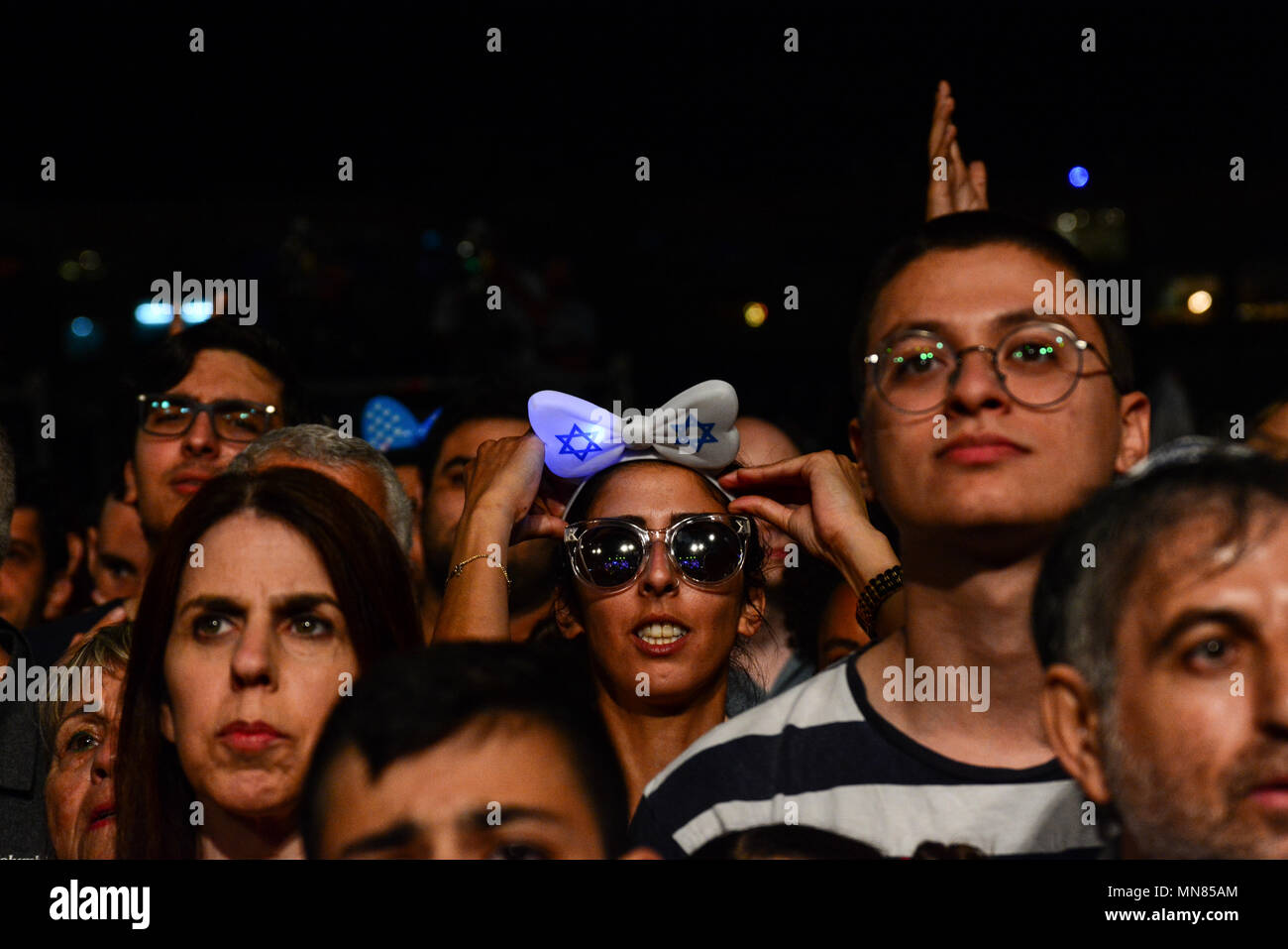 Tel Aviv, Israël. 14 mai, 2018. Des milliers de personnes, dont de nombreux enfants et jeunes, paniers la place de Tel-Aviv lundi soir pour célébrer le chanteur Netta Barzilai et délégation israélienne victorieuse au 63e Concours Eurovision de la chanson. Crédit : Laura Chiesa/Pacific Press/Alamy Live News Banque D'Images