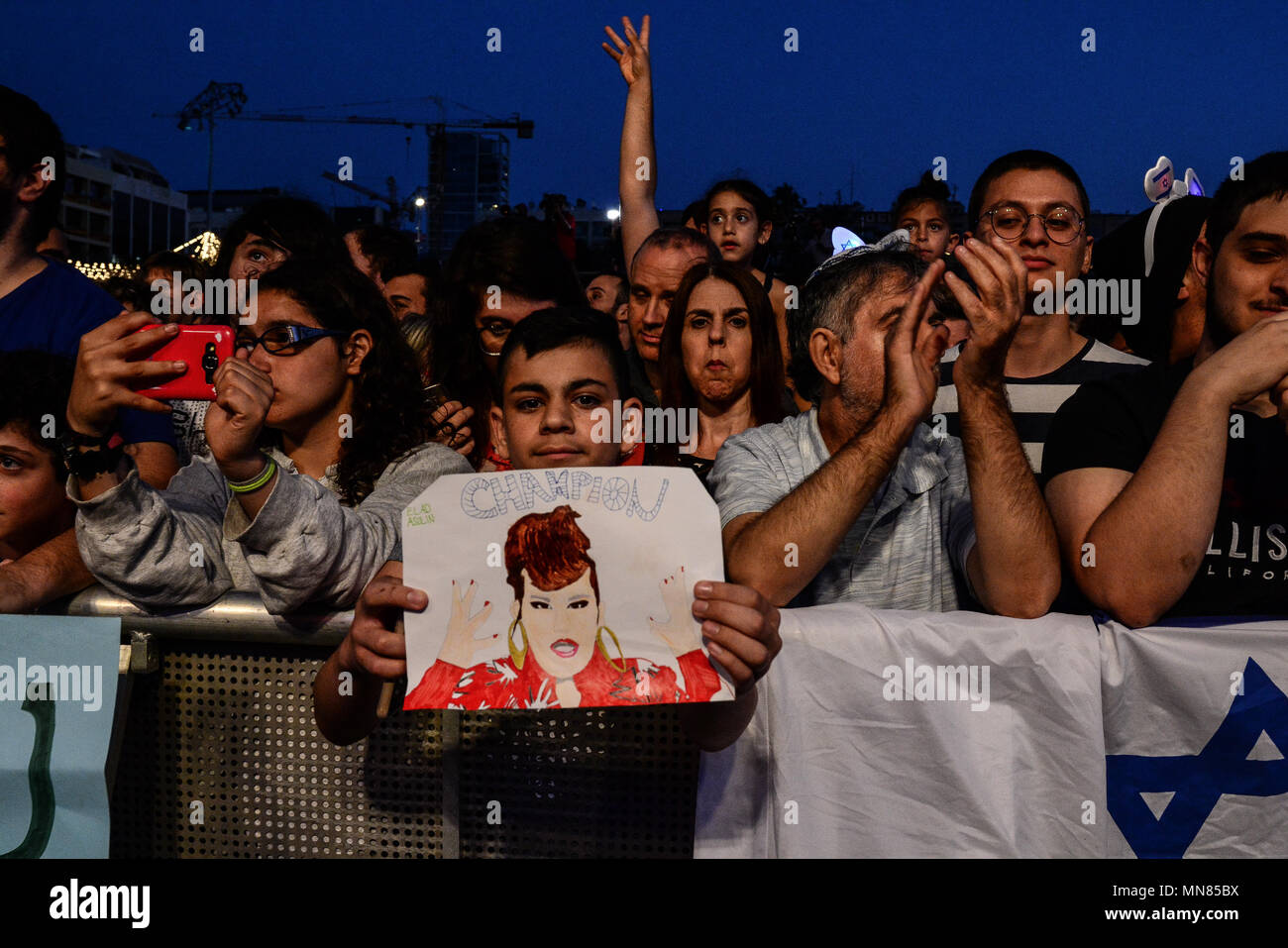 Tel Aviv, Israël. 14 mai, 2018. Des milliers de personnes, dont de nombreux enfants et jeunes, paniers la place de Tel-Aviv lundi soir pour célébrer le chanteur Netta Barzilai et délégation israélienne victorieuse au 63e Concours Eurovision de la chanson. Crédit : Laura Chiesa/Pacific Press/Alamy Live News Banque D'Images