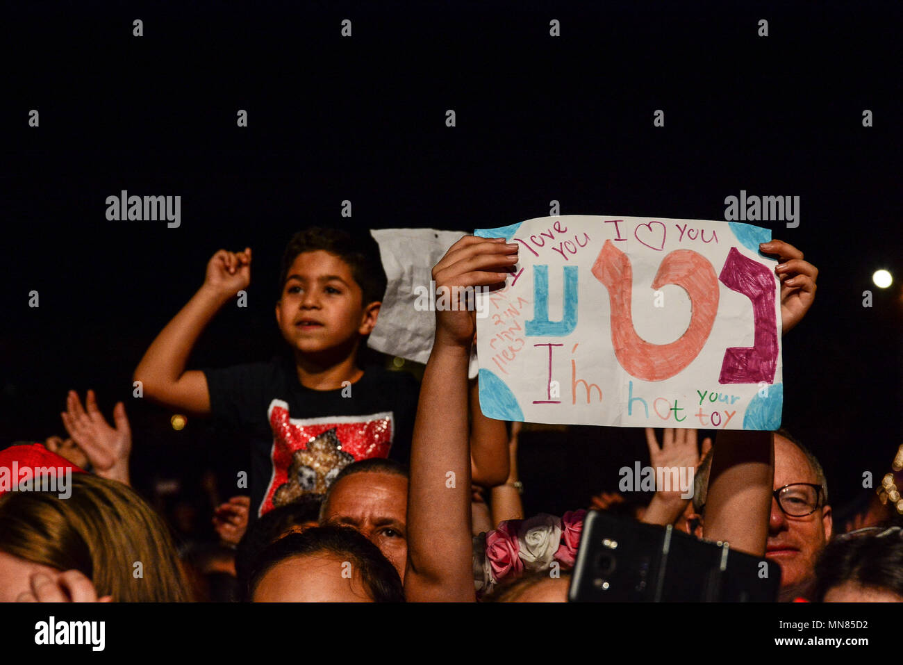 Tel Aviv, Israël. 14 mai, 2018. Des milliers de personnes, dont de nombreux enfants et jeunes, paniers la place de Tel-Aviv lundi soir pour célébrer le chanteur Netta Barzilai et délégation israélienne victorieuse au 63e Concours Eurovision de la chanson. Crédit : Laura Chiesa/Pacific Press/Alamy Live News Banque D'Images