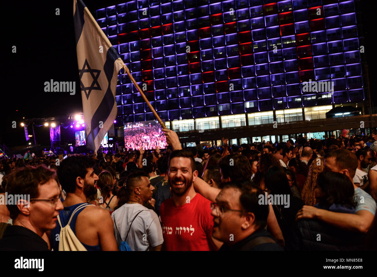 Tel Aviv, Israël. 14 mai, 2018. La municipalité de Tel Aviv affichant le nom de 'Toy', la chanson victorieuse à l'Eurovision 2018. Des milliers de personnes, dont de nombreux enfants et jeunes, paniers la place de Tel-Aviv lundi soir pour célébrer le chanteur Netta Barzilai et délégation israélienne victorieuse au 63e Concours Eurovision de la chanson. Crédit : Laura Chiesa/Pacific Press/Alamy Live News Banque D'Images