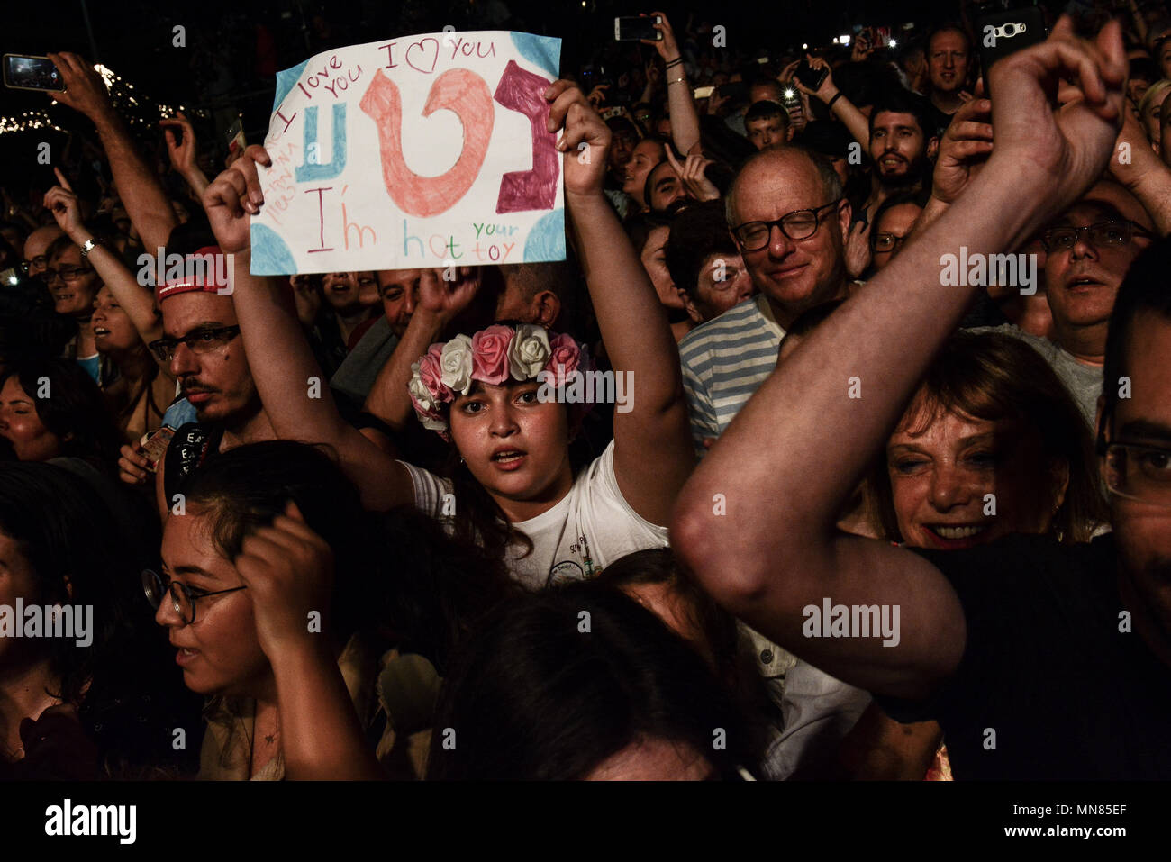 Tel Aviv, Israël. 14 mai, 2018. Des milliers de personnes, dont de nombreux enfants et jeunes, paniers la place de Tel-Aviv lundi soir pour célébrer le chanteur Netta Barzilai et délégation israélienne victorieuse au 63e Concours Eurovision de la chanson. Crédit : Laura Chiesa/Pacific Press/Alamy Live News Banque D'Images