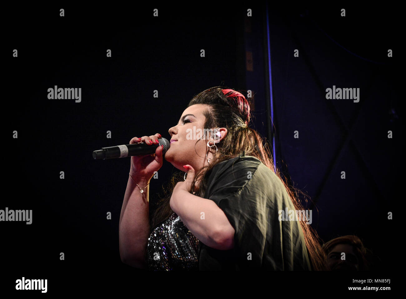 Tel Aviv, Israël. 14 mai, 2018. Singer et les vainqueurs Barzilai Netta délégation israélienne à la 63e Concours Eurovision de la chanson a pris la scène à Tel Aviv's main square lundi en l'honneur de sa victoire historique. Des milliers de personnes, dont de nombreux enfants et jeunes, paniers la place. Certains portaient leurs cheveux dans le style de la marque Barzilai, l'hôtel de ville était illuminé en son honneur avec le mot "jouet", titre de la chanson à succès. Crédit : Laura Chiesa/Pacific Press/Alamy Live News Banque D'Images