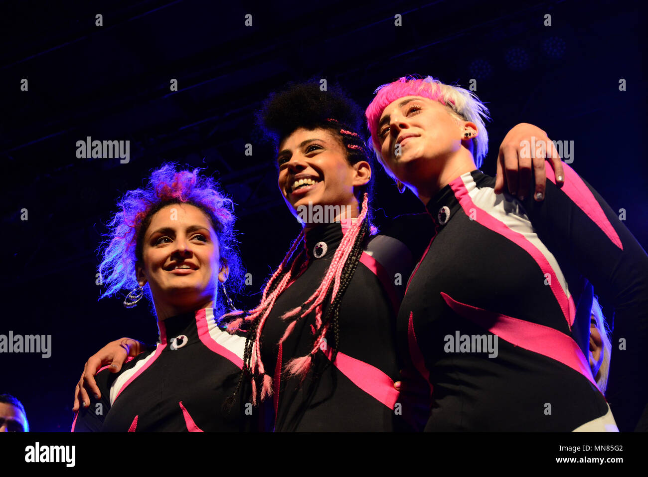 Tel Aviv, Israël. 14 mai, 2018. Singer et les vainqueurs Barzilai Netta délégation israélienne à la 63e Concours Eurovision de la chanson a pris la scène à Tel Aviv's main square lundi en l'honneur de sa victoire historique. Des milliers de personnes, dont de nombreux enfants et jeunes, paniers la place. Certains portaient leurs cheveux dans le style de la marque Barzilai, l'hôtel de ville était illuminé en son honneur avec le mot "jouet", titre de la chanson à succès. Crédit : Laura Chiesa/Pacific Press/Alamy Live News Banque D'Images