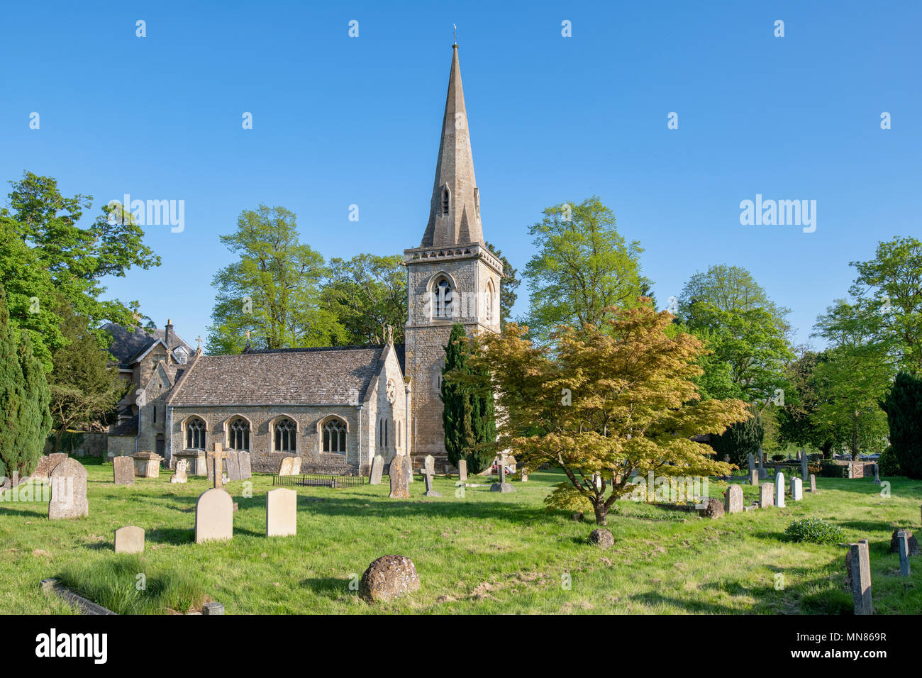 Eglise St Mary au printemps, Lower Slaughter, Cotswolds, Gloucestershire, Angleterre Banque D'Images