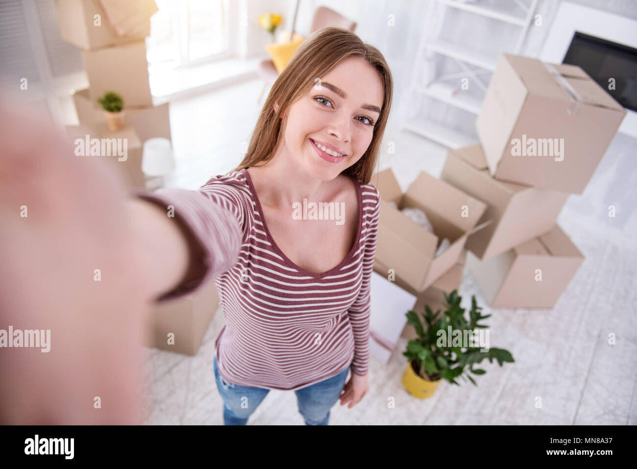 Vue de dessus de cheerful woman prenant en selfies nouvelle télévision Banque D'Images