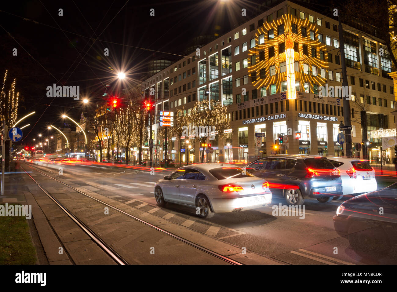 Le trafic de nuit sur Kärntner Ring avec location de light trails at-Ringstraßen Galerien. Banque D'Images