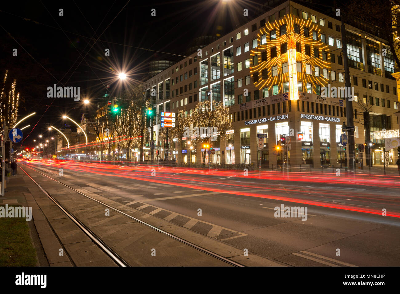 Le trafic de nuit sur Kärntner Ring avec location de light trails at-Ringstraßen Galerien. Banque D'Images