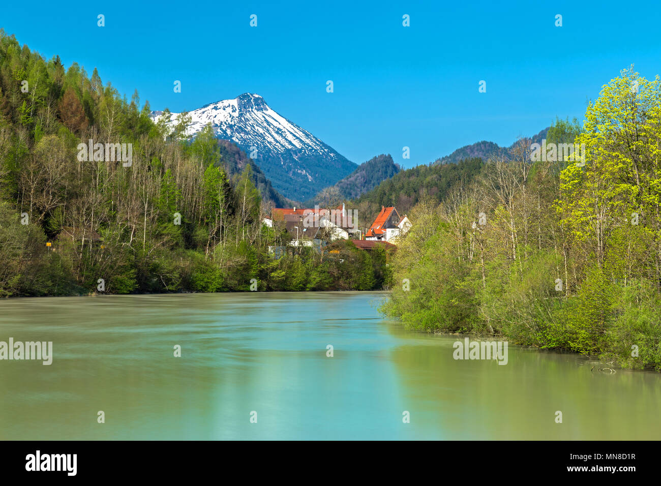 Rivière Lech à Füssen en face de sommet alpin Banque D'Images