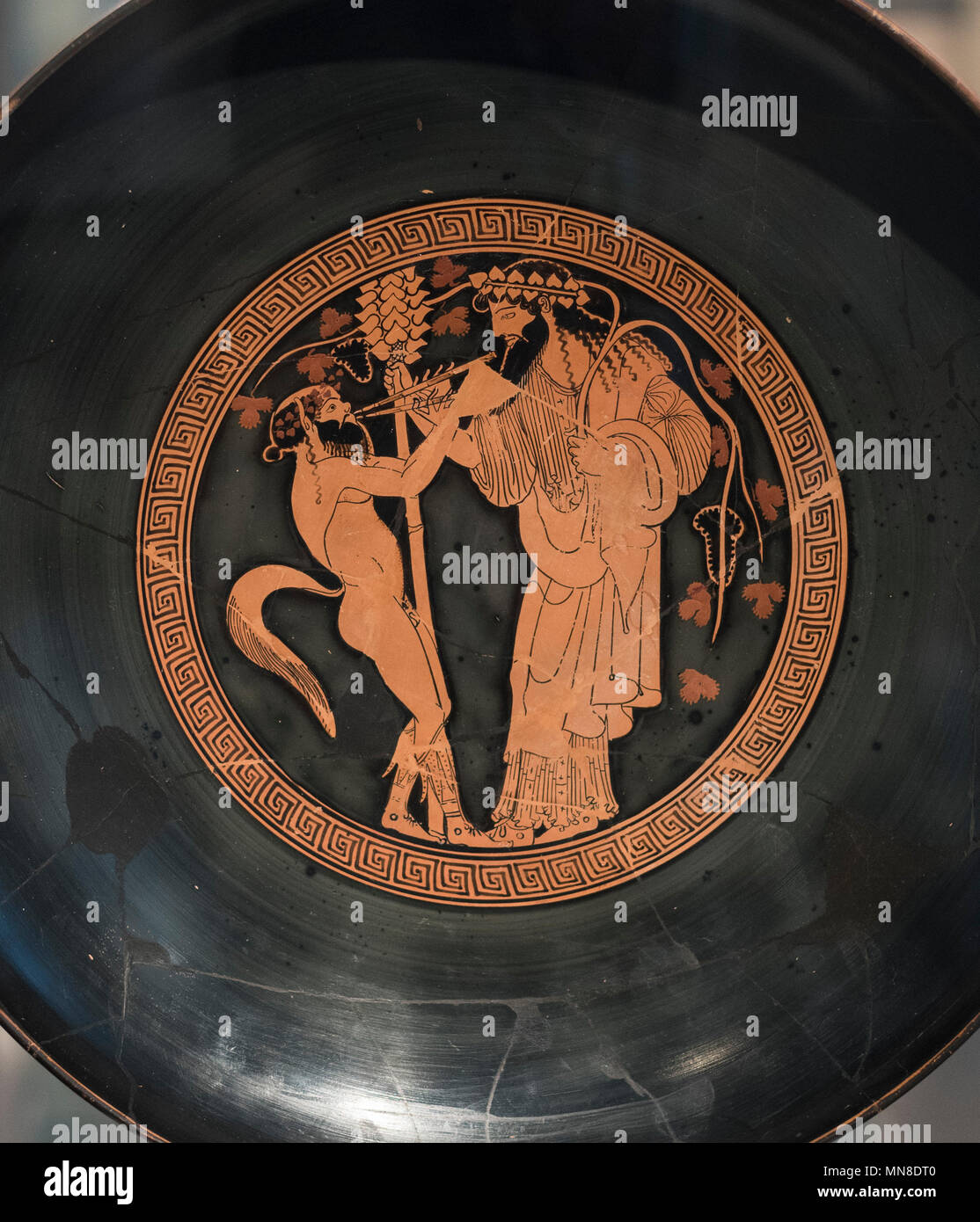 Berlin. L'Allemagne. Altes Museum. Tasse de boisson Makron : le culte de Dionysos, Dionysos et une satyre se font face. Grenier-figure rouge tasse / Kylix fait b Banque D'Images