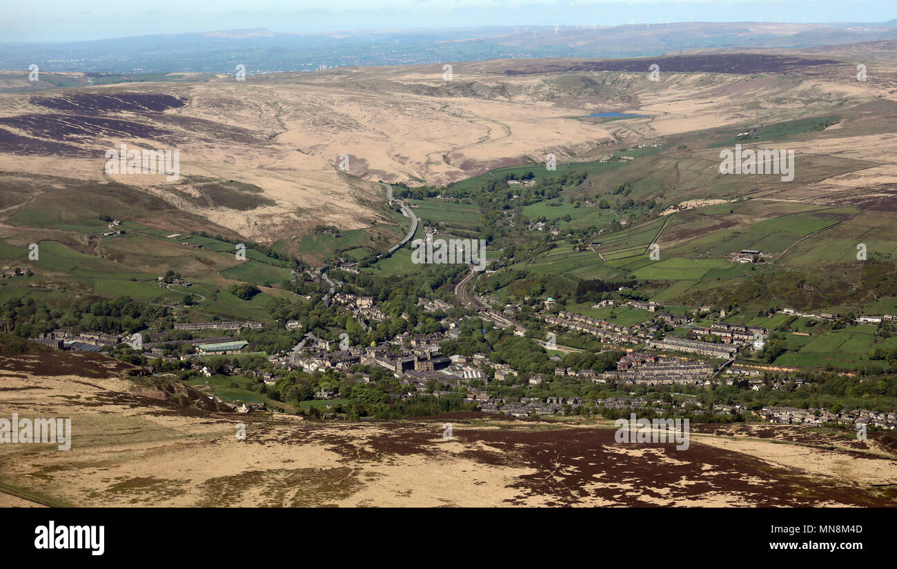 Vue aérienne du grand village de Marsden près de Huddersfield, West Yorkshire, Royaume-Uni Banque D'Images