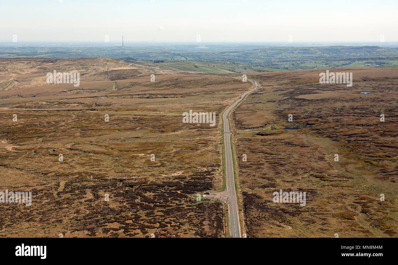 Vue aérienne à l'Est, vers Emley Moor plat à partir d'un mât moorland road sur les Pennines près de Oldham, UK Banque D'Images