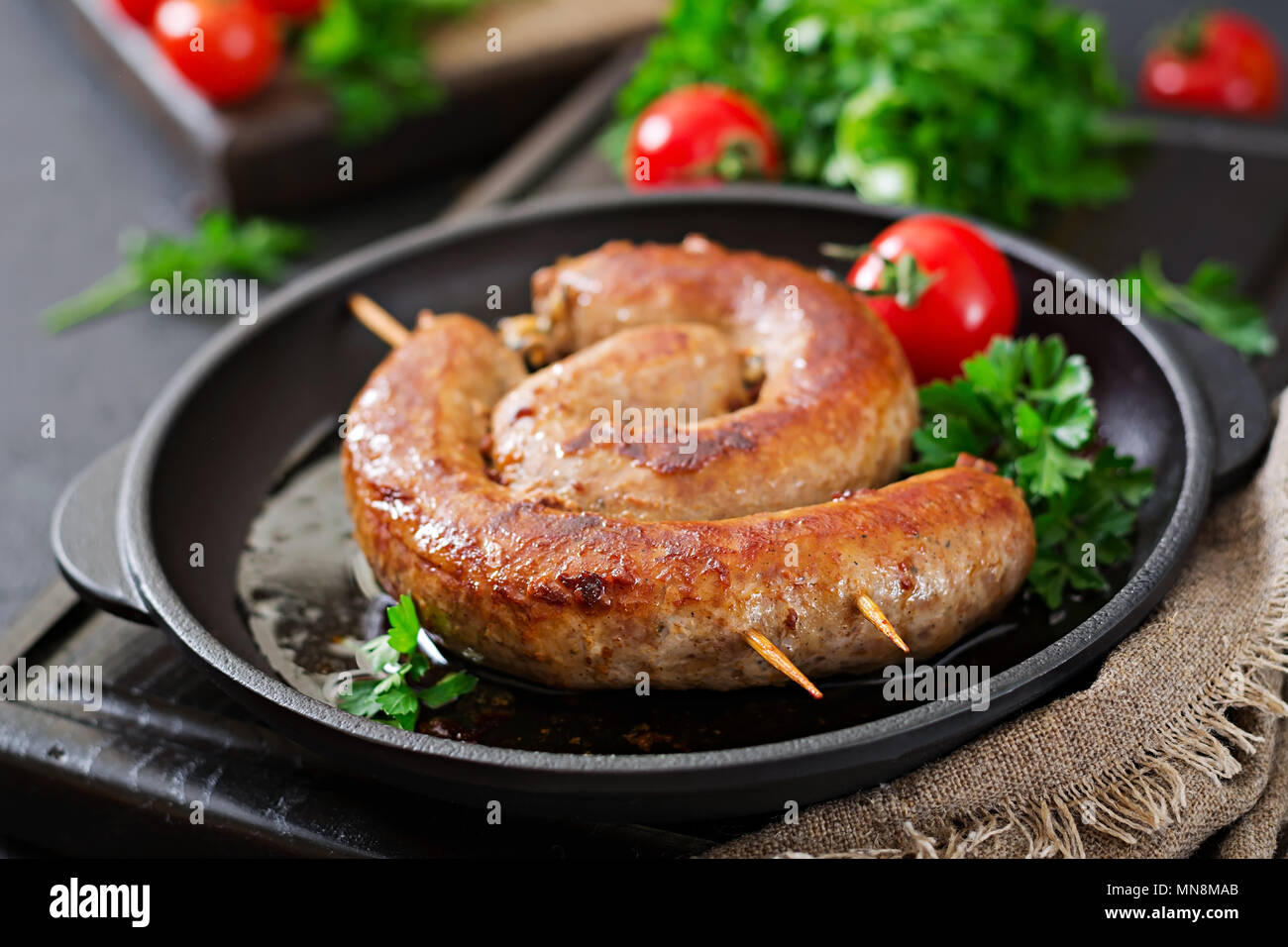 Barbecue saucisses faites maison. Menu de pique-nique. Repas de fête Banque D'Images