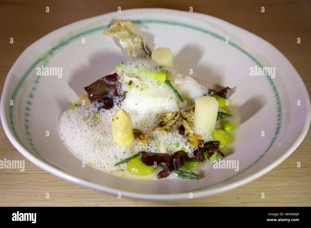 L'asperge blanche servi avec légumes de saison et une mousse à base de beurre. La saison des asperges traditionnellement se déroule du début avril jusqu'au 24 juin. Banque D'Images