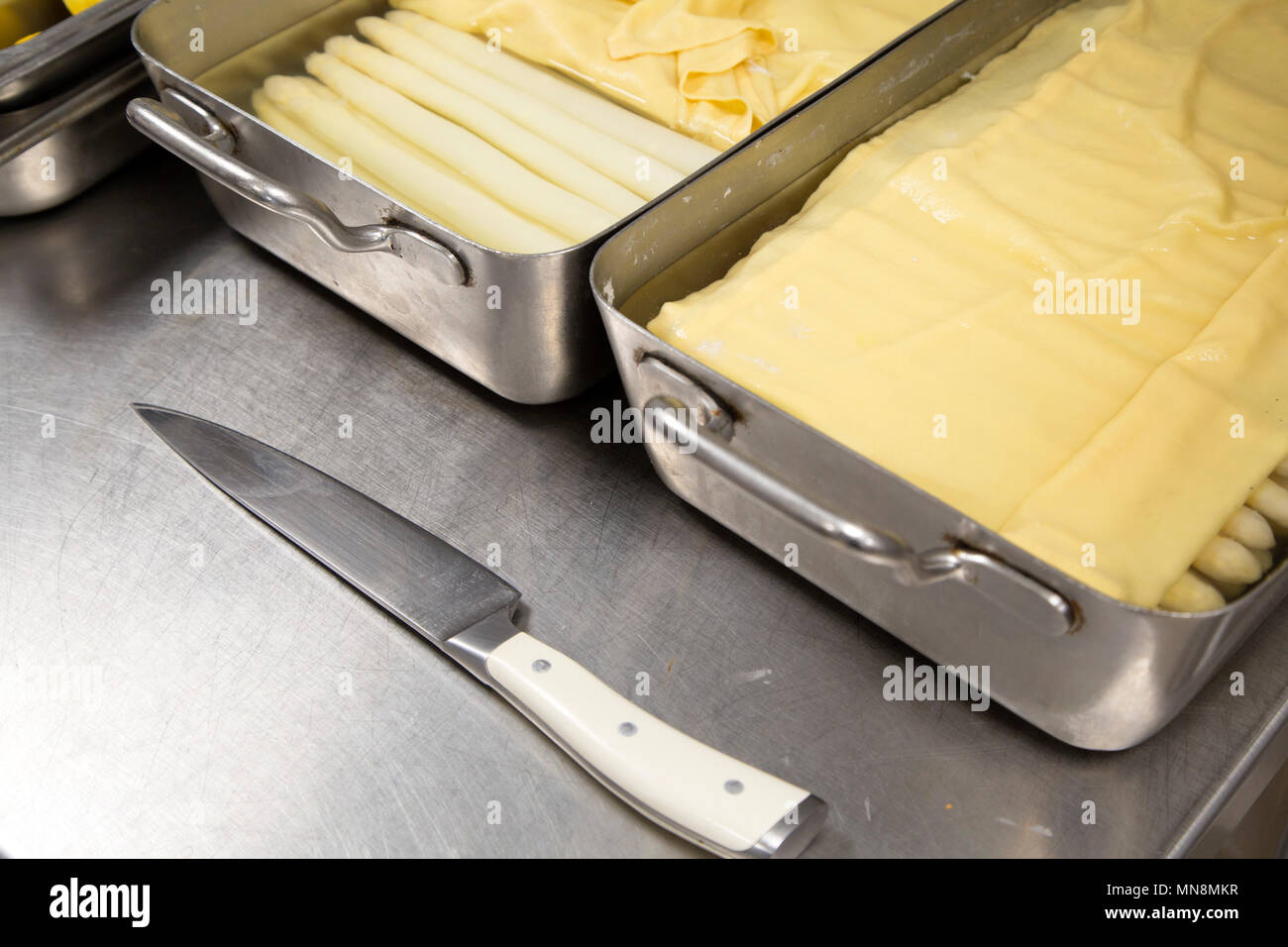 Les asperges et un couteau. Banque D'Images