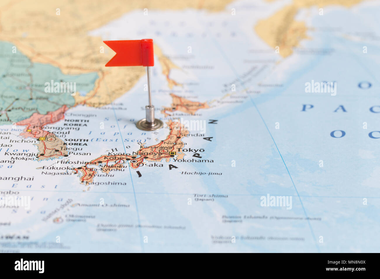 Petit Drapeau Rouge Marquant Le Japon Sur Une Carte Du Monde
