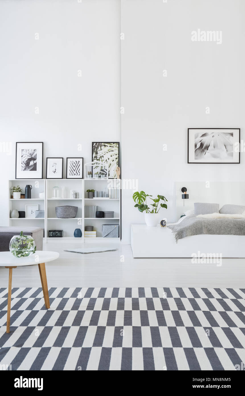 Spacieuse Cette Chambre Gris Et Blanc à Rayures Intérieur