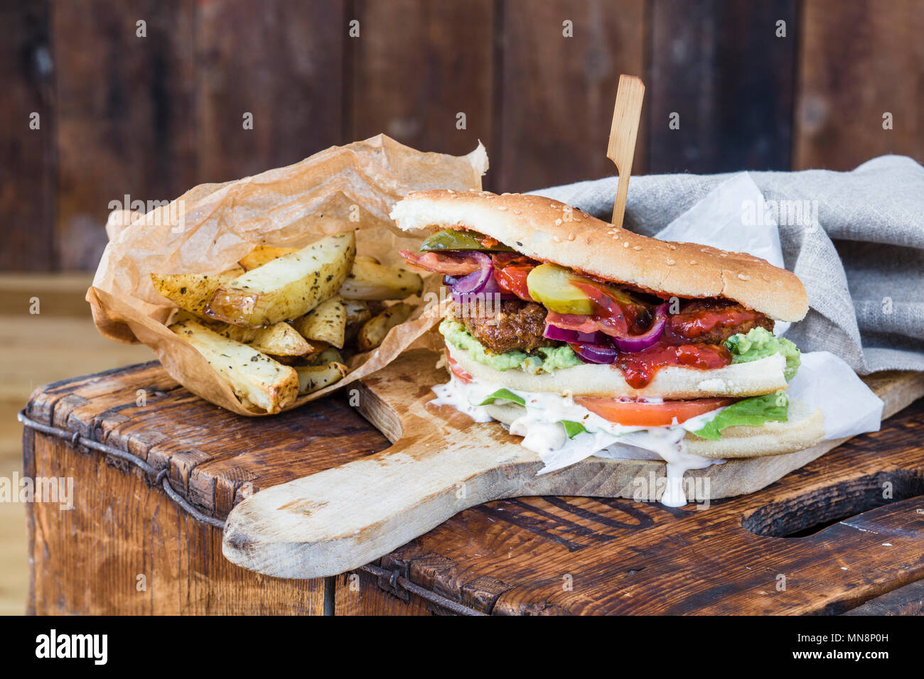 Escalope de poulet sandwich avec salade et frites au four maison Banque D'Images