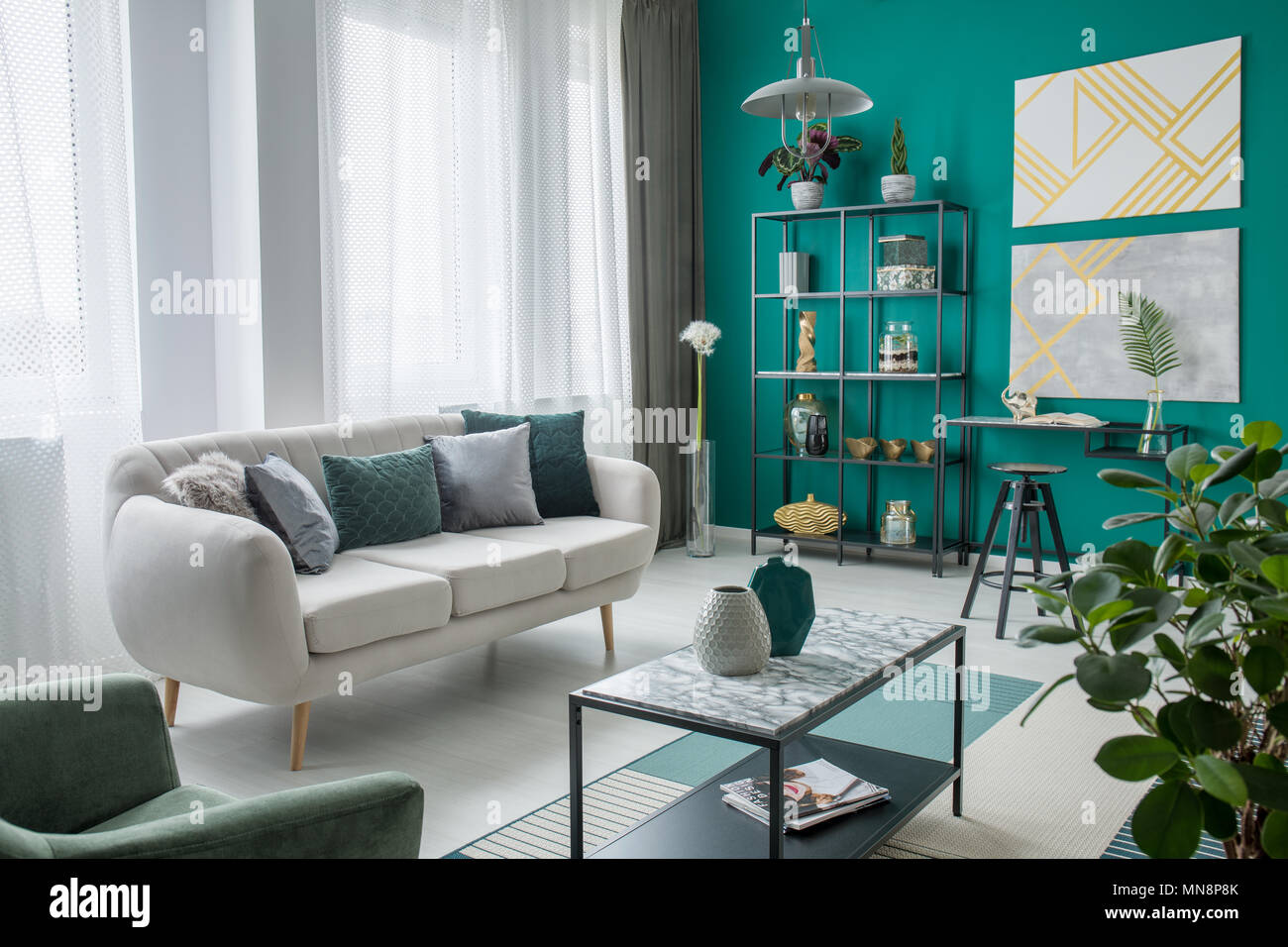 Canapé Beige Dans Un Salon Intérieur Avec Des Peintures Sur Mur Vert