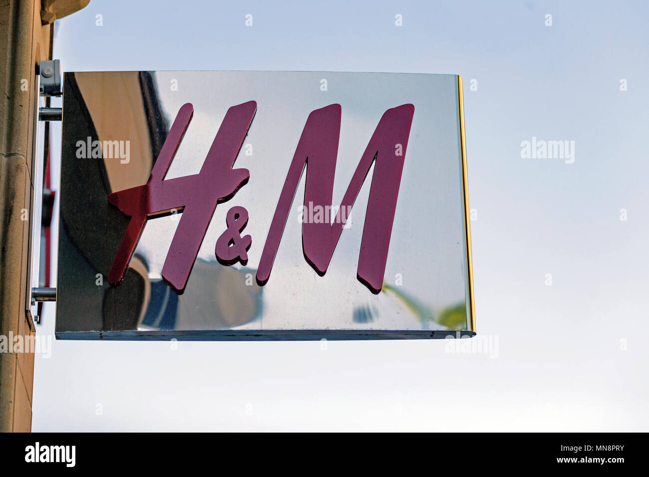 Une succursale de détaillant de vêtements suédoise H&M au Royaume-Uni / H&M, H&M signe. Banque D'Images