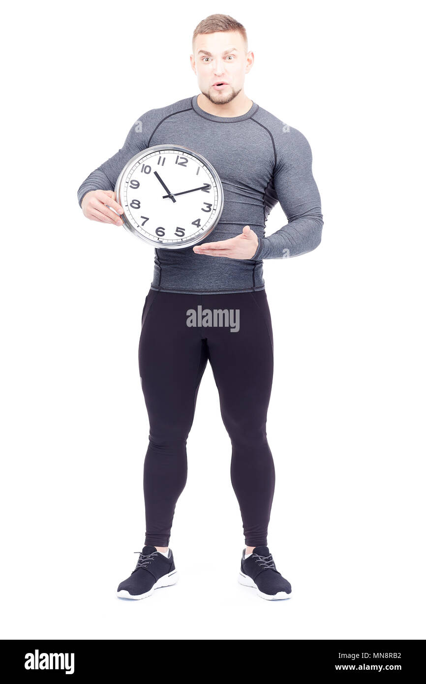 Portrait en pied de l'athlète de l'ajustement de l'horloge murale holding sur fond blanc Banque D'Images