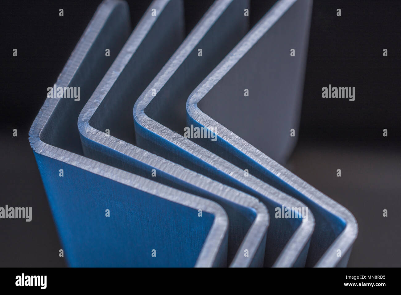 Macro close-up de certaines pièces en aluminium. Métaphore de la ferronnerie, des éléments en métal, structure rigide, la rigidité, la pensée rigide rigide, outlook. Banque D'Images